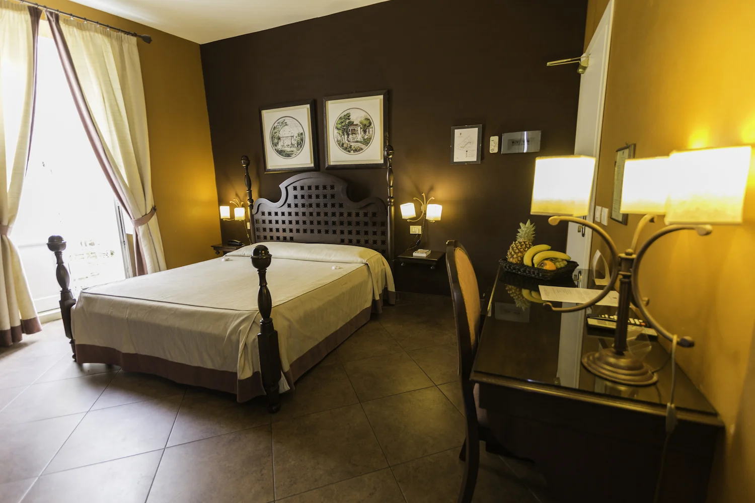 Pokój w ciepłych kolorach w Hotel dei Coloniali